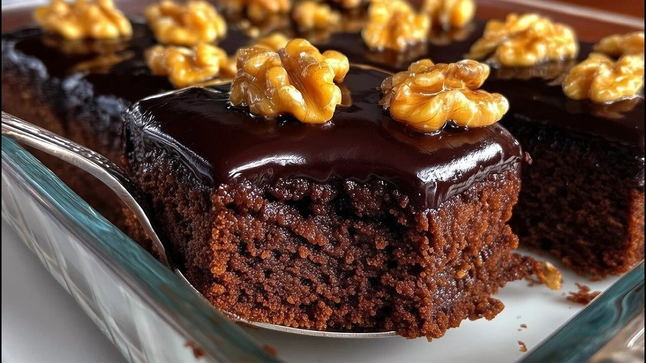Csokoládés-banános zabkása torta szép tálalásban