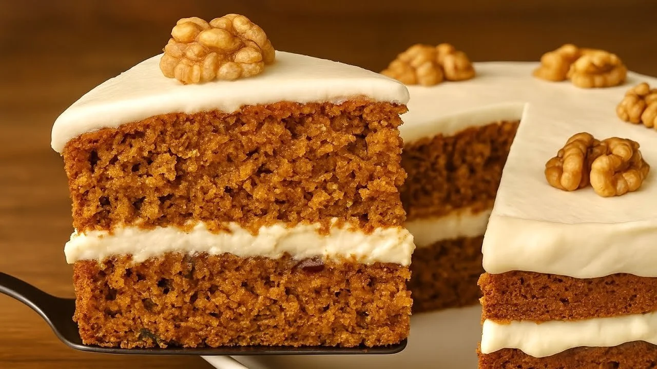 Egészséges sárgarépa torta tálalva színes zöldségekkel