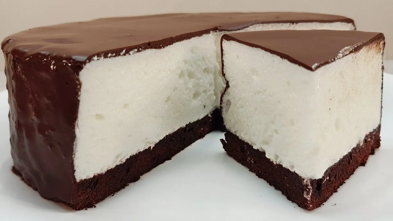 Madártej torta díszített szeletek tányéron