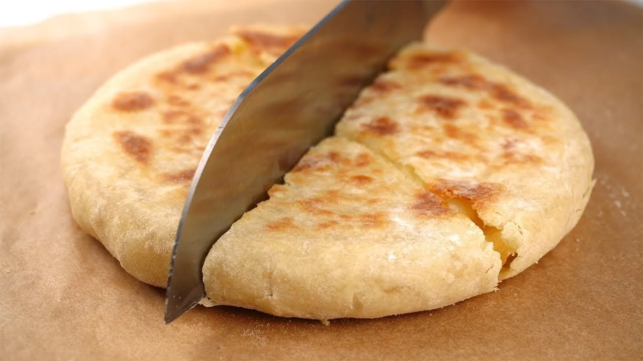 Sajtos Burgonya Lapot készítése és tálalása friss fűszerekkel.