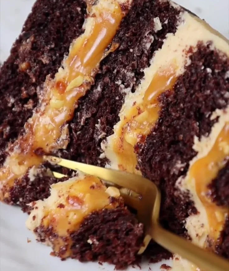 Csokoládés Snickers torta szelet, gazdag ízvilággal és ínycsiklandó megjelenéssel.