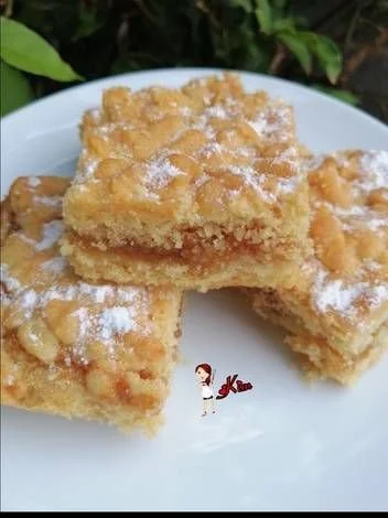 Édes pite friss gyümölcsökkel és krémes töltelékkel a tányéron.