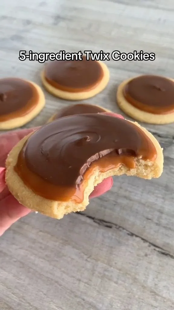 Egyszerű Twix-stílusú sütemények receptje, ízletes édesség készítése.
