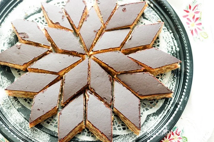 Gerbeaud Sütemény ízletes szelete egy desszert tányéron