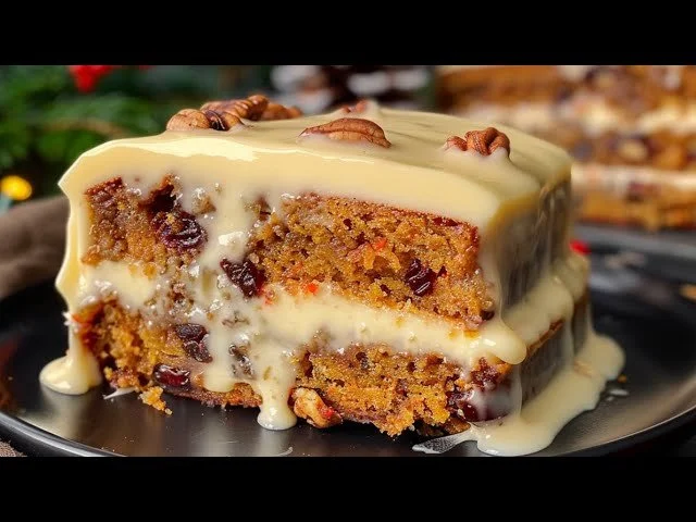 Ízletes sárgarépa torta karácsonyi fűszerekkel, friss készítésben.