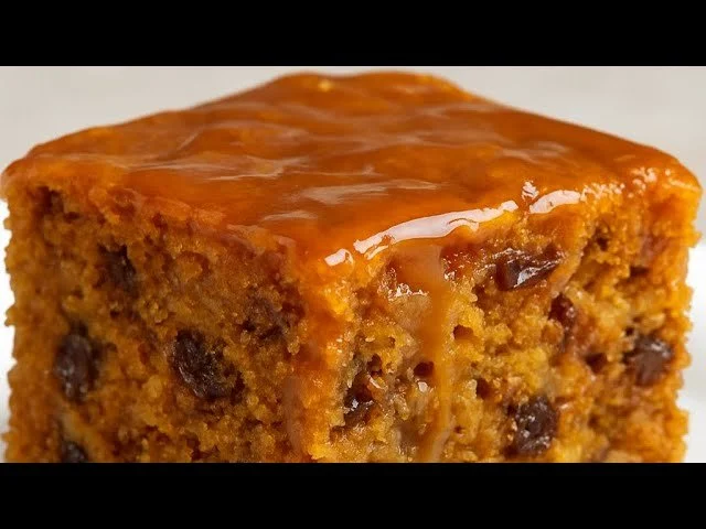 Finom Karottenkuchen sárgarépás sütemény szeletek