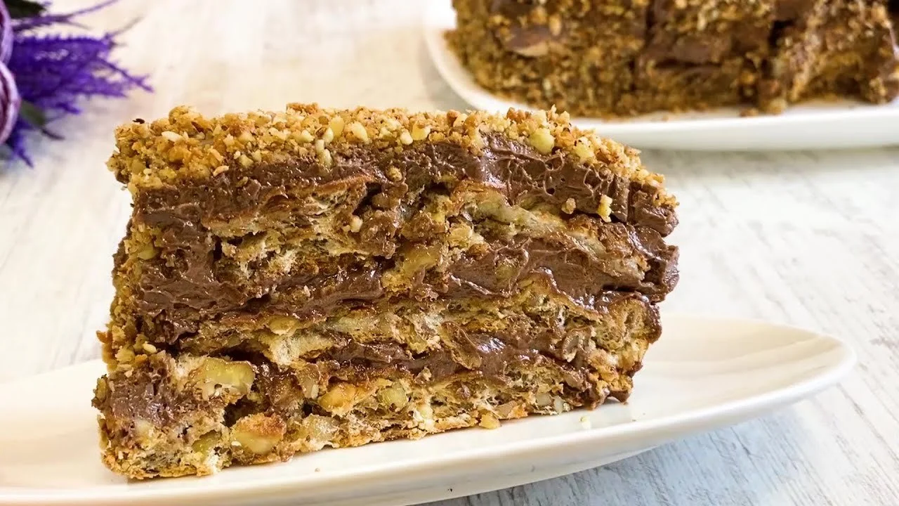 Királyi torta képe, gazdag ízekkel és dekoratív díszítéssel