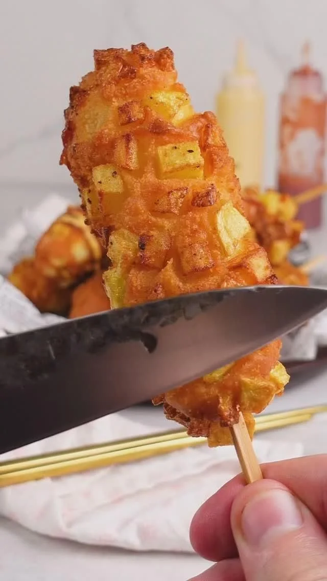 Ínycsiklandó kukoricás hot dogok egy tányéron