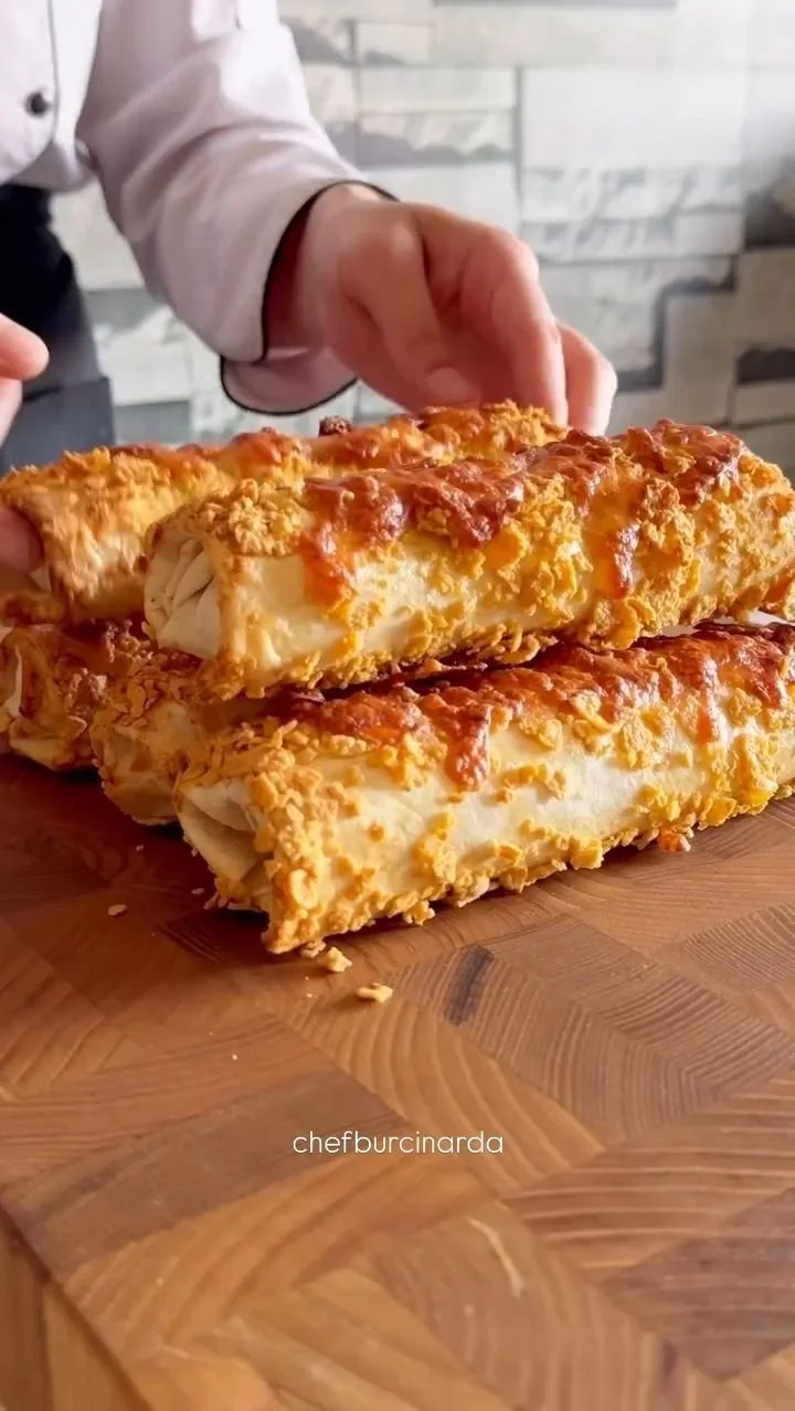 Ropogós csirkés wrapek friss zöldségekkel és ízletes szószokkal