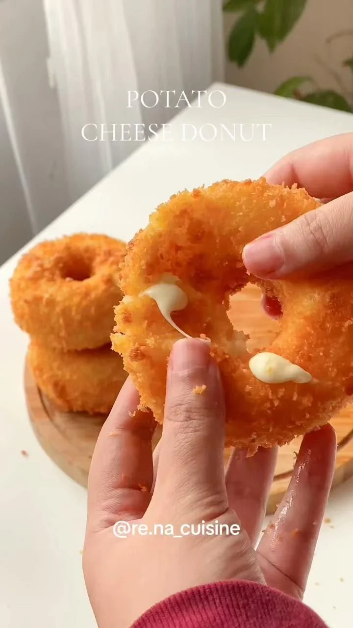 Sajtos burgonya fánk készítés közben, ínycsiklandó étel