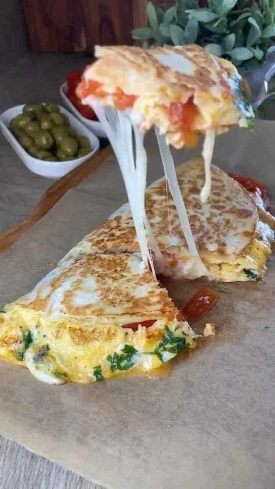 Sajtos omlett ízletes és tápláló reggelire, friss tojással és sajt választékkal.