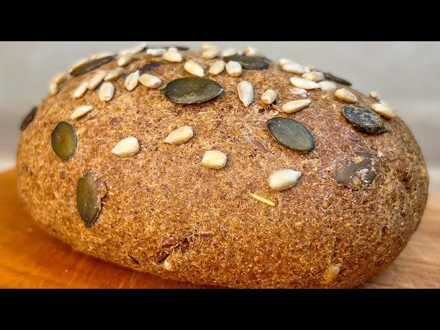 Kép zabkenyér szeletekről egy tányéron