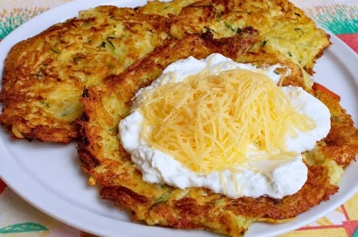 Cukkinis burgonyás tócsni készítés közben