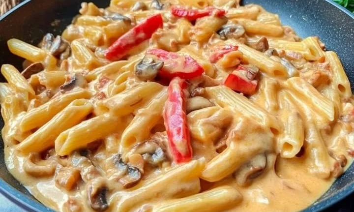 Tejszínes gombás penne recept tálalva friss fűszerekkel